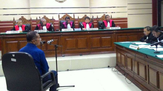 Dahlan Iskan dalam sidang di Pengadilan Tipikor Surabaya
