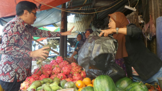 Calon Wakil Gubernur DKI Jakarta, Djarot Saiful Hidayat, di Pasar Palmerah Jakarta.