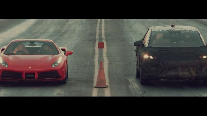 Drag race Ferrari dengan MPV Faraday Future.