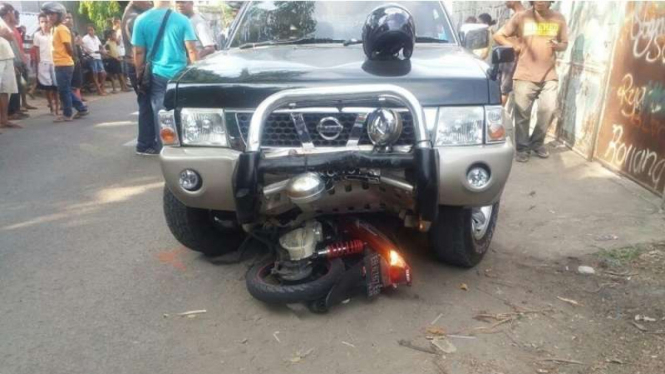 Mobil yang menabrak dan menyeret sepeda motor sejauh satu kilometer di Kabupaten Sikka Nusa Tenggara Timur, Rabu (14/12/2016)