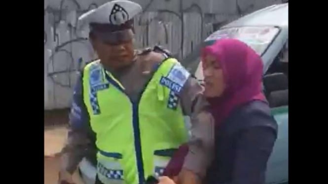 Wanita yang menyerang polantas di Jakarta.