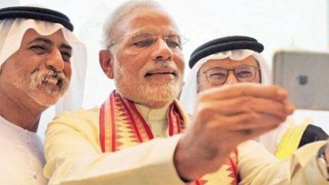 Aksi PM Narendra Modi saat selfie.