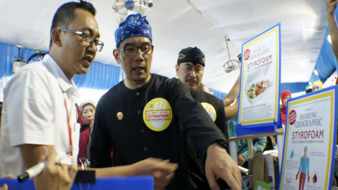 Wali Kota Bandung Ridwan Kamil melihat produk kemasan pengganti styrofoam