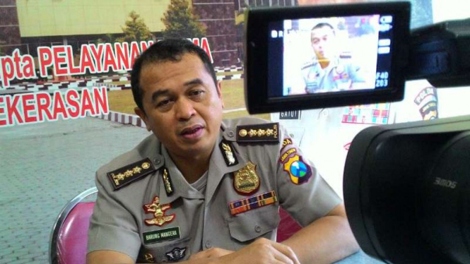 Kepala Bidang Hubungan Masyarakat Polda Jatim, Komisaris Besar Polisi Frans Barung Mangera, di Markas Polda Jatim, Surabaya, pada Rabu, 14 Desember 2016.