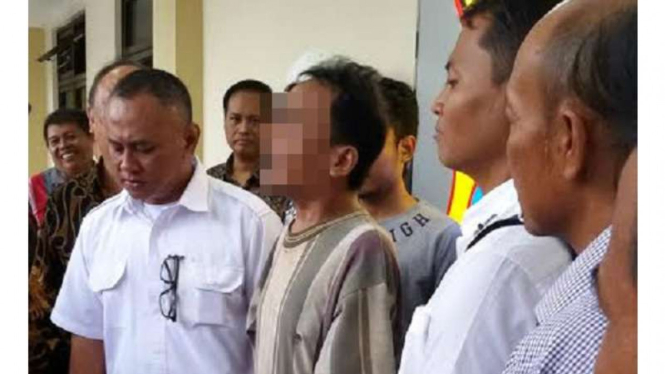 ND, pria berusia 48 tahun yang menjadi peneror bom di Java Supermall Kota Semarang Jawa Tengah. Pelaku meneror bom karena sakit hati tak diberi uang oleh orang tuanya.