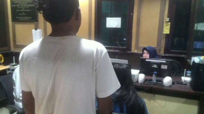 Korban FS didampingi suaminya saat melapor di Polresta Palembang
