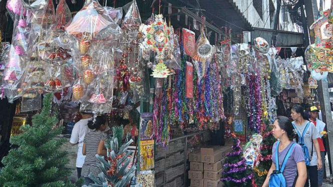 Pembeli memilih pernak-pernik hiasan Natal di Pasar pagi Jakarta Barat