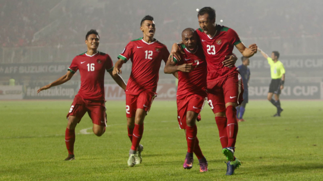 Pemain Timnas Indonesia rayakan gol Hansamu Yama ke gawang Timnas Thailand di final leg pertama Piala AFF 2016.