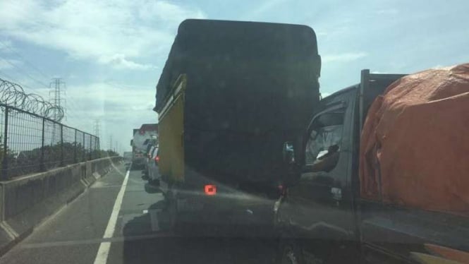 Kemacetan parah yang terjadi di Tol Wiyoto Wiyono.