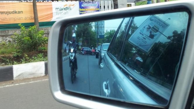 Kaca spion.