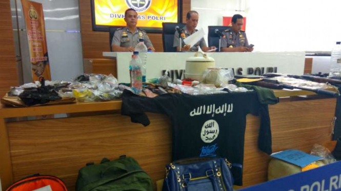 Barang bukti yang disita polisi dari jaringan bom panci di Bekasi, Jawa Barat.