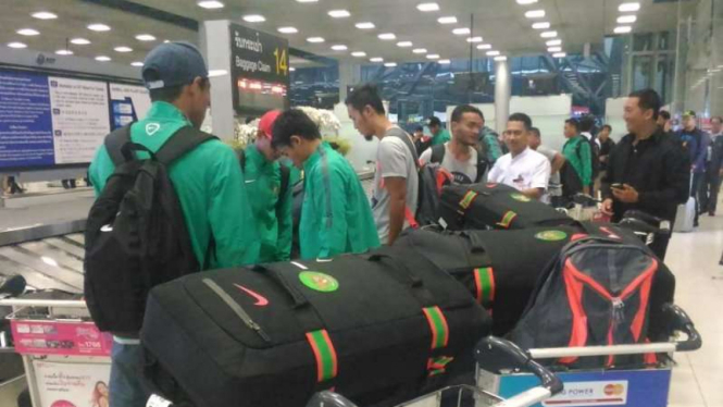 Timnas Indonesia saat tiba di Bandara Suvarnabhumi, Bangkok, Thailand.