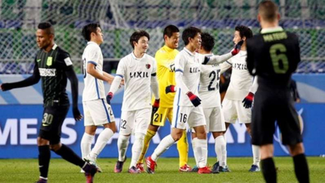 Pemain Kashima Antlers merayakan kemenangan