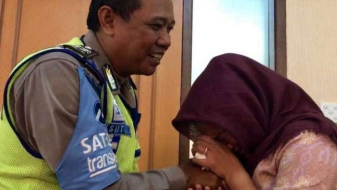 Dora Natalia Singarimbun mencium tangan Aiptu Sutisna.