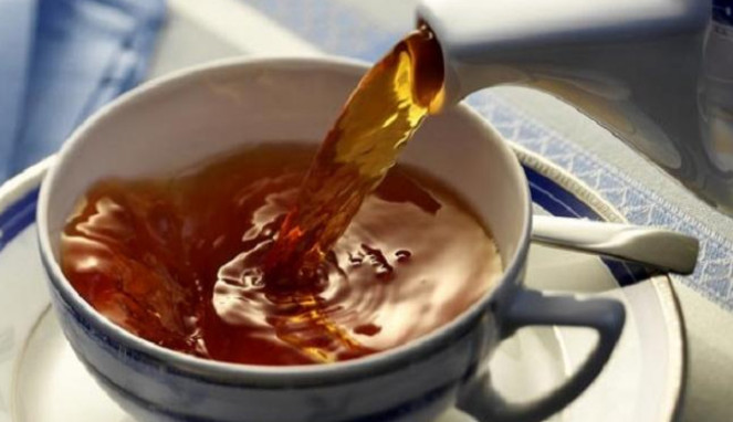 Minum teh.