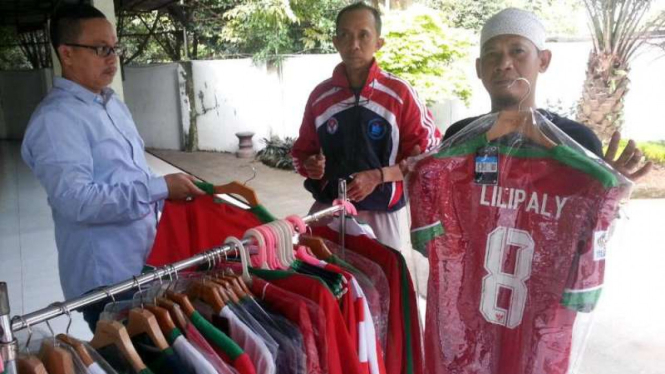 Penjual Jersey Timnas Indonesia di Masjid Kemenpora