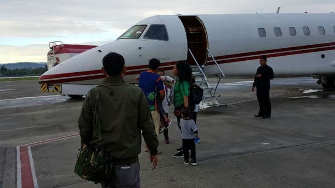 Keluarga Boaz Solossa saat diberangkatkan Pangdam Cenderawasih dari Bandara Jayapura untuk mendukung timnas Indonesia di final AFF di Thailand pada Sabtu, 17 Desember 2016.