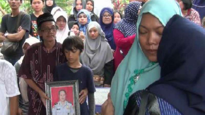 Pemakaman Komisaris Polisi Safran, korban kecelakaan pesawat Polri, di Tempat Pemakaman Umum Pal, Kecamatan Cimanggis, Depok, Jawa Barat, pada Sabtu, 17 Desember 2016.