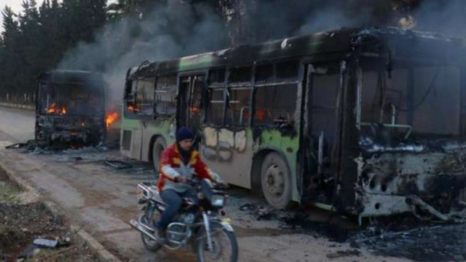 Bus-bus pemerintah yang dibakar setelah meninggalkan Aleppo.