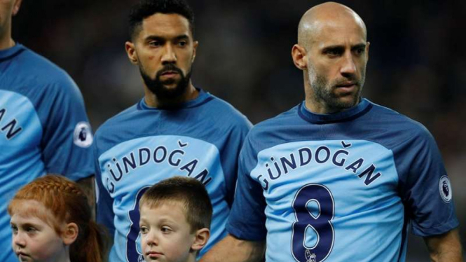 Para peman Manchester City memakai seragam Ilkay Gundogan.