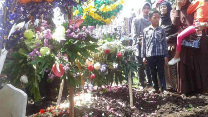 Pemakaman jenazah Peltu Suyata, korban kecelakaan pesawat Hercules milik TNI, di Taman Makam Pahlawan Untung Suropati, Malang, Jawa Timur, pada Senin pagi, 19 Desember 2016.