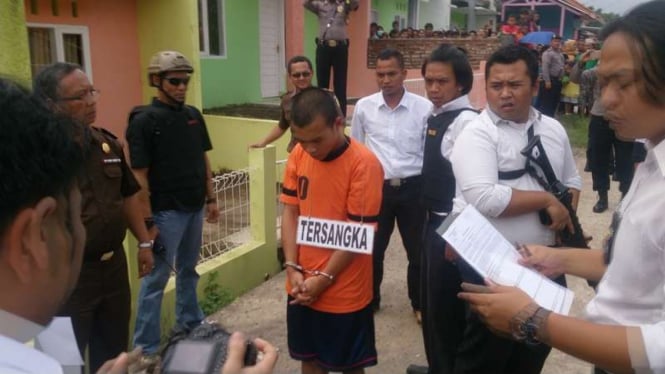 Rekonstruksi kasus pembunuhan disertai pemerkosaan yang dilakukan oleh seorang pemuda di Kabupaten Garut Jawa Barat, Senin (19/12/2016)