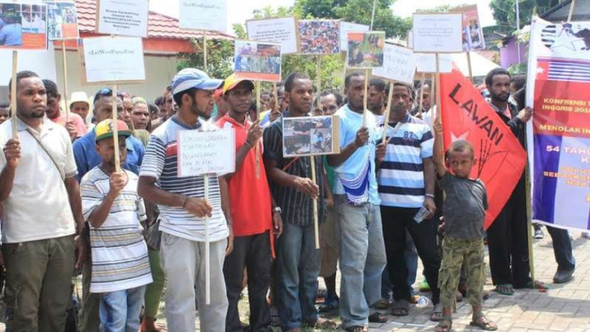 Aksi puluhan mahasiswa asal Papua di Sulawesi Utara, Senin (19/12/2016). Kepolisian menganggap tidak berizin, 72 orang pun terpaksa dibekuk.
