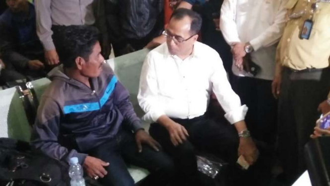 Menhub Budi Karya Sumadi berbincang dengan penumpang di Pelabuhan Makassar