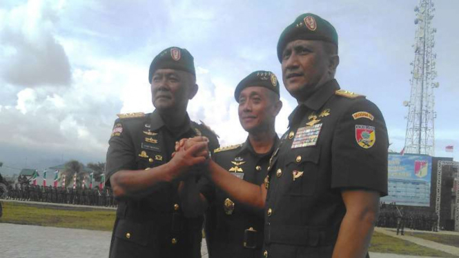 KSAD Jenderal Mulyono bersama Pangdam VII Wirabuana dan Pangdam XIII Merdeka. 