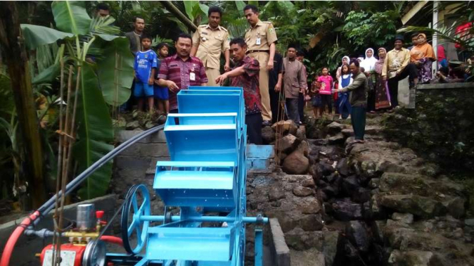 Kincir air karya asli warga lulusan Sekolah Dasar, Irhamto (36), menjadi solusi krisis air bagi warga di desa-desa Kabupaten Banjarnegara, Selasa (20/12/2016)