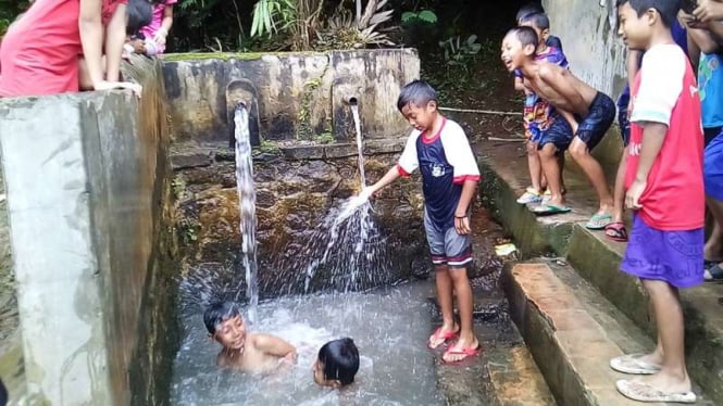 Anak-anak menikmati air bersih di Banjarnegara Jawa Tengah