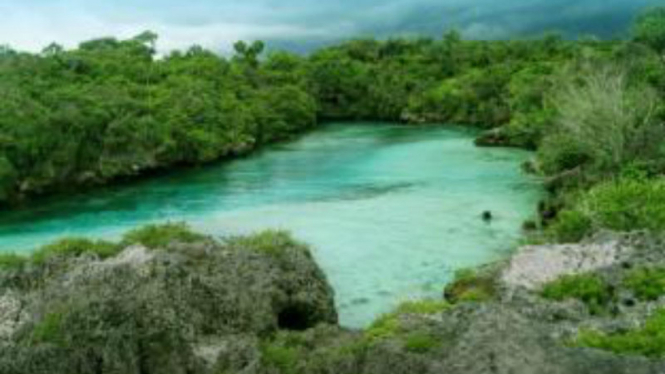 Danau Air Asin Weekuri merupakan salah satu objek wisata NTT