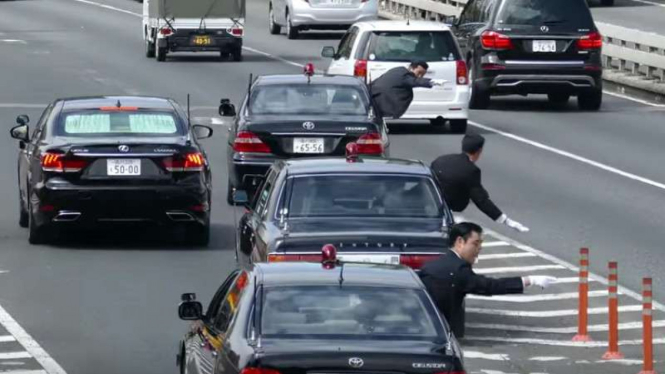 Iring-iringan Perdana Menteri Jepang, Shinzo Abe. Mereka menggunakan mobil nasional. 