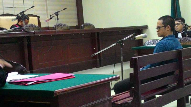 Jaksa terdakwa penerima suap, Ahmad Fauzi, menjalani sidang sidang perdana di Pengadilan Tindak Pidana Korupsi Surabaya pada Selasa, 20 Desember 2016.