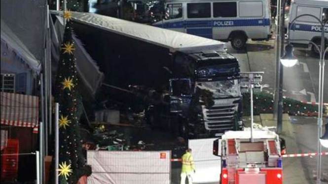 Polisi memberi garis sekitar truk yang menabrak kerumunan pasar malam di Jerman.