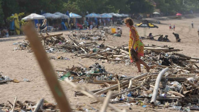  Sampah Menumpuk di Pantai Kuta Bali