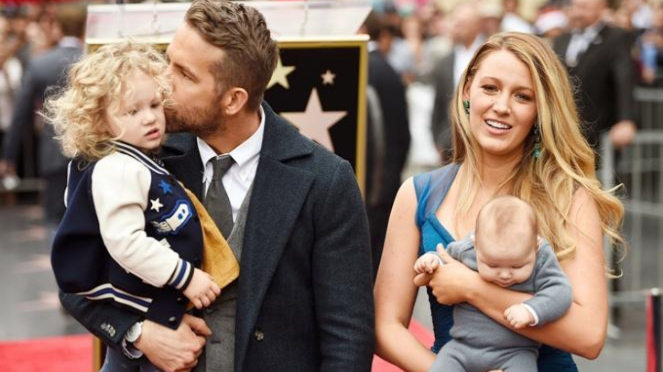 Ryan Reynolds dan Blake Lively menggendong putri-putrinya.