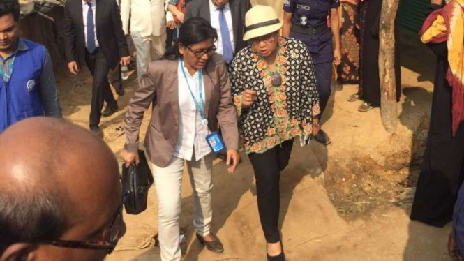 Menteri Luar Negeri RI, Retno LP Marsudi, saat berada di kamp pengungsi Rohingya pada 20 Desember 2016.