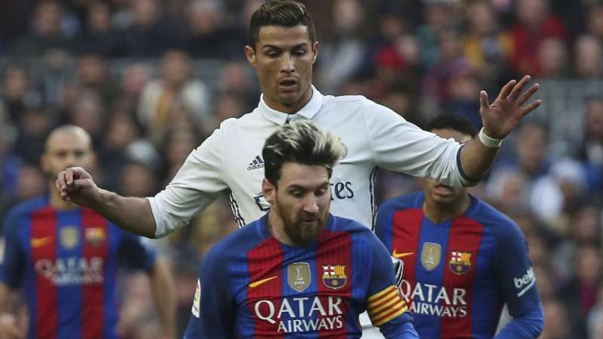 Lionel Messi (depan) dan Cristiano Ronaldo (belakang)