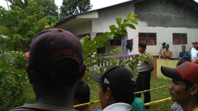 Warga melihat lokasi penggerebekan terduga teroris di Tangerang Selatan.