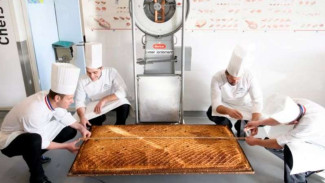 Kue Pie Terbesar di Dunia Beratnya Mencapai 80 Kilogram