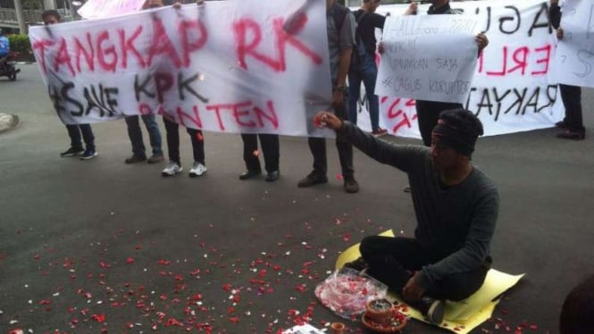 Mahasiswa asal Banten menggelar unjuk rasa di depan KPK, Rabu, 21 Desember 2016.