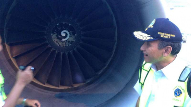 Petugas Kementerian Perhubungan memeriksa mesin suatu pesawat terbang beberapa waktu lalu.