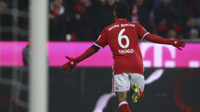 Gelandang Bayern Munich, Thiago Alcantara, merayakan gol