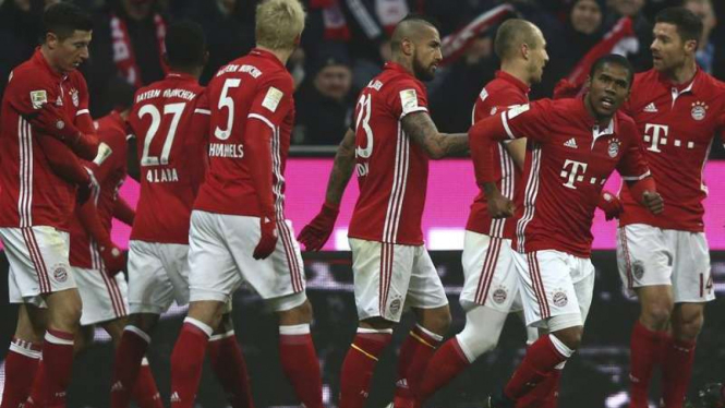 Para pemain Bayern Munich merayakan gol.