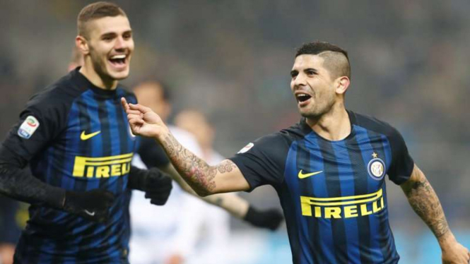 Bintang Inter Milan, Mauro Icardi (kiri) dan Ever Banega (kanan)