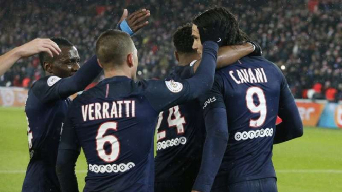 Para pemain  Paris Saint-Germain merayakan gol Edinson Cavani (9)