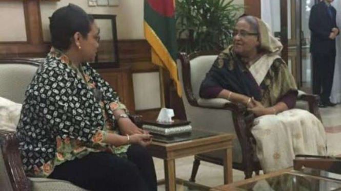 Menlu RI, Retno Marsudi, bertemu dengan PM Bangladesh Sheikh Hasina di Dhaka, 20 Desember 2016.