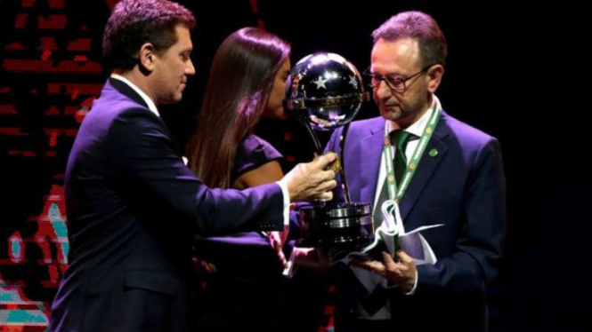 Presiden Chapecoense, Plinio David de Nes Filho menerima Copa Sudamericana