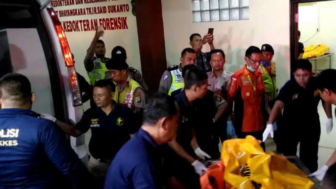 Polisi menurunkan mayat tiga teroris Tangerang Selatan.